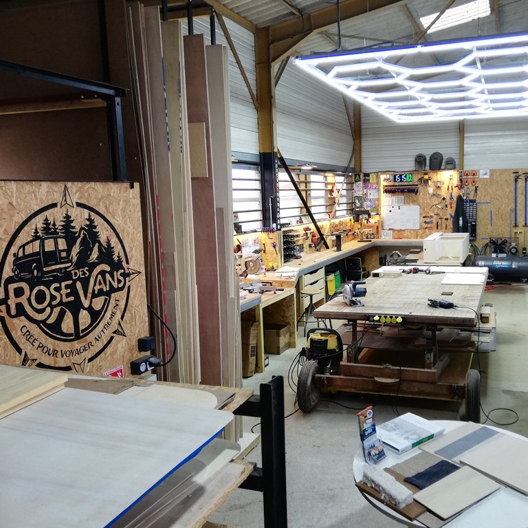 atelier rose des vans chantonnay avec logo sur plaque de bois