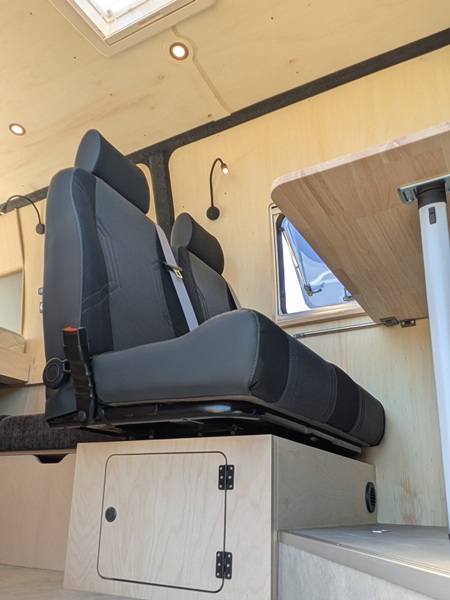 Renault master aménagé- banquette 2 places scora