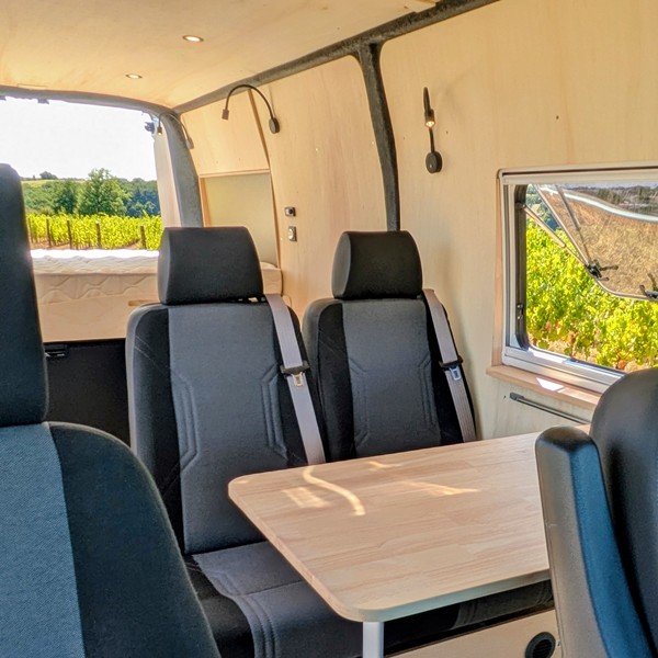 espace repas dans renault mastyer aménagé