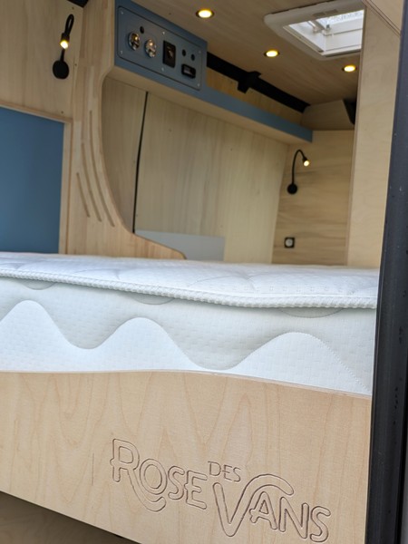 Fourgon ducato aménagé-gravure rose des vans