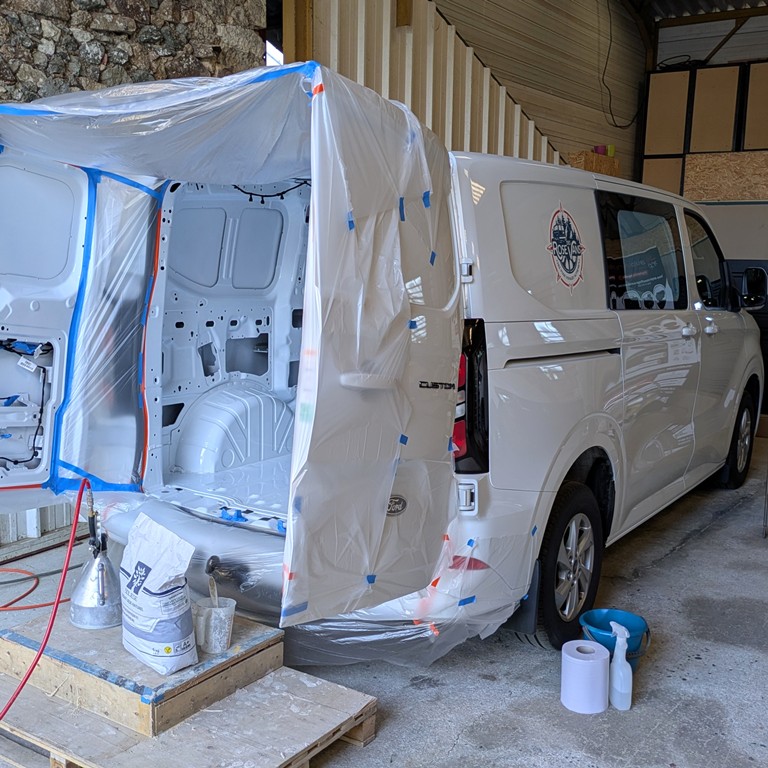 Ford transit custom V2 aménagé rose des vans (1)