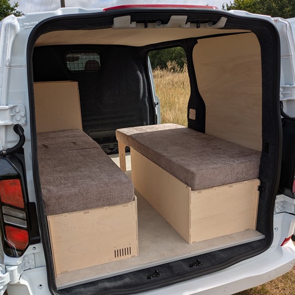 Ford transit custom V2 aménagé rose des vans (12)