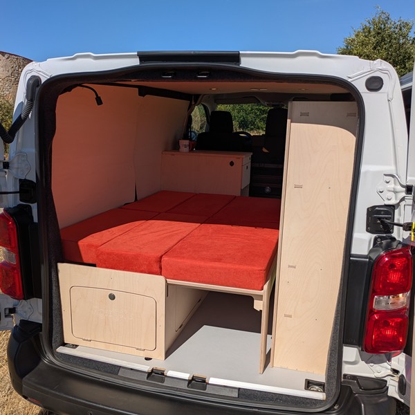 Citroen Jumpy aménagé - lit peigne déploigné