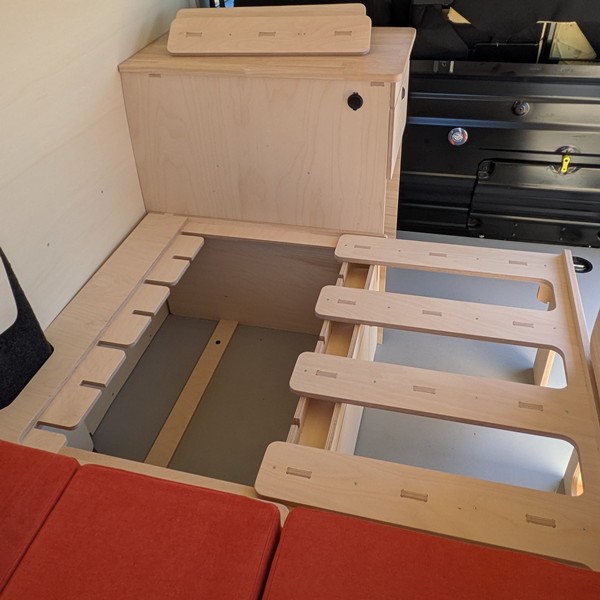 Citroen Jumpy aménagé - rangement sous lit peigne