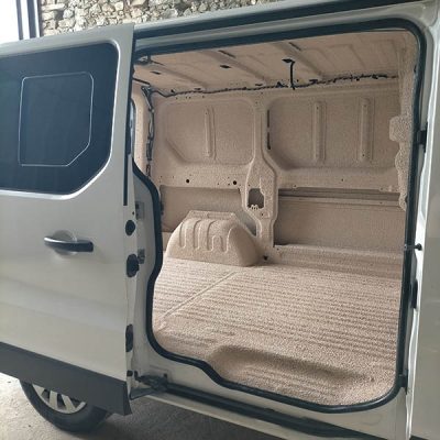 intérieur du véhicule Renault trafic L1H1 isolé avec du liège projeté