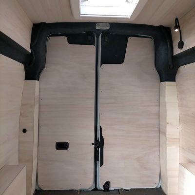 l'intérieur du Citroën Jumpy aménagé habillage feutrine gris anthracite et peuplier