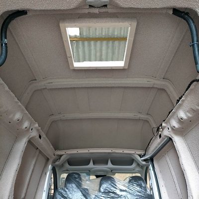 isolation épaisse de liège projeté au plafond du van citroen Jumpy aménagé