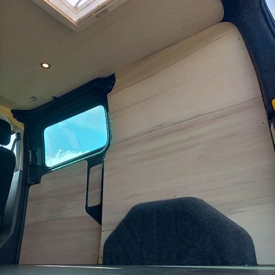 intérieur bois et feutrine du ford transit custom aménagé