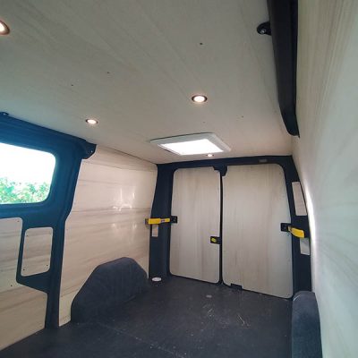 intérieur bois et feutrine du ford transit custom aménagé