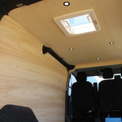 lanterneau, au plafond d'un véhicule ford transit aménagé