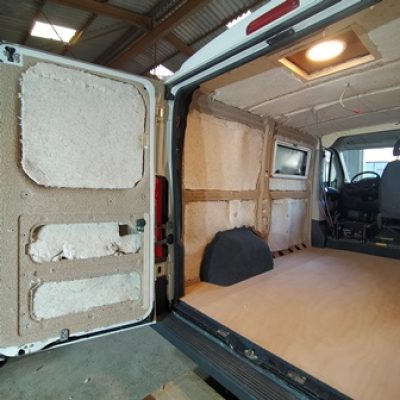 Isolation avec du liège et des plaques biofib dans un véhicule ducato
